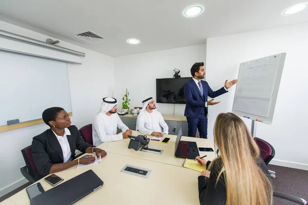 Reunión de negocios en Dubai —  Fotos de Stock