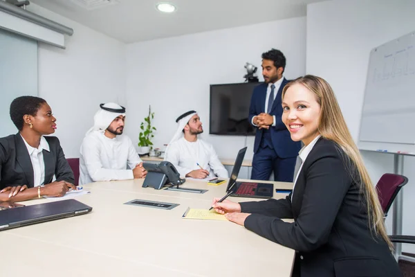 Reunión de negocios en Dubai —  Fotos de Stock