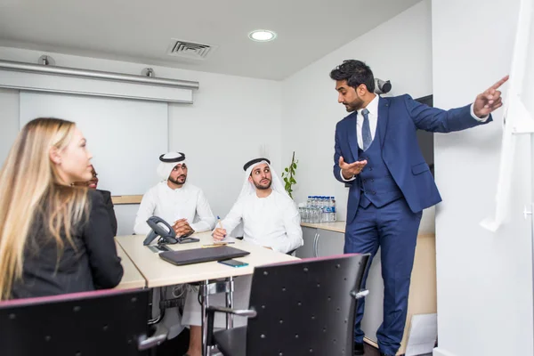 Reunião de negócios em Dubai — Fotografia de Stock