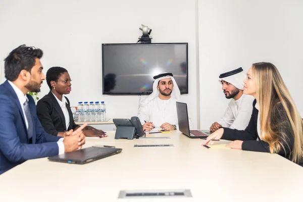 Business meeting in Dubai — Stockfoto