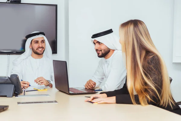 Spotkanie biznesowe w Dubaju — Zdjęcie stockowe