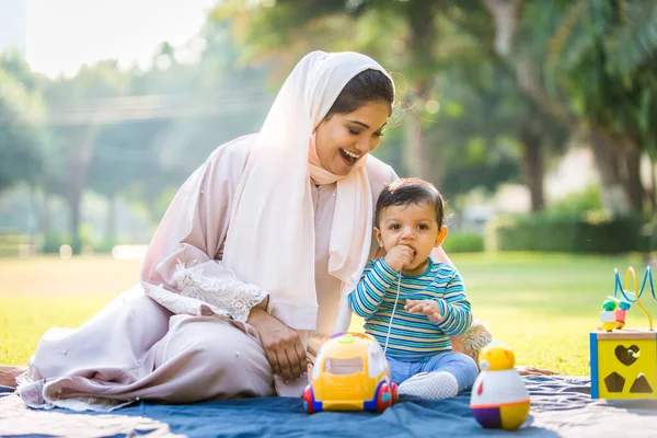 Árabe mamá y su pequeño niño jugando al aire libre — Foto de Stock