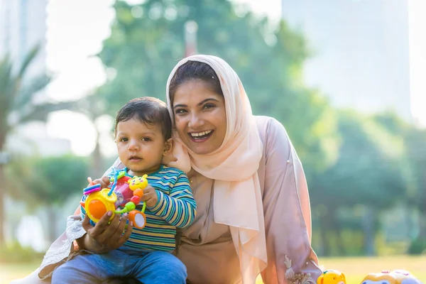 Árabe mamá y su pequeño niño jugando al aire libre — Foto de Stock