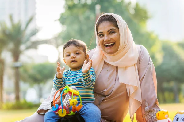 Arabische Mutter und ihr kleines Kleinkind spielen im Freien — Stockfoto