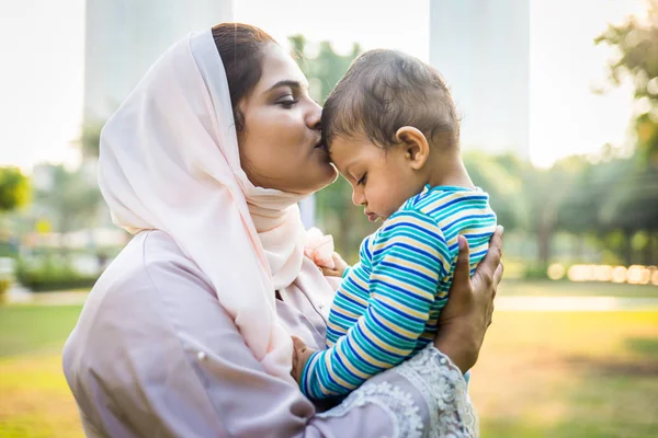 Árabe mamá y su pequeño niño jugando al aire libre —  Fotos de Stock