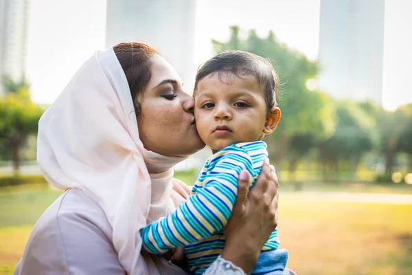 Árabe mamá y su pequeño niño jugando al aire libre —  Fotos de Stock