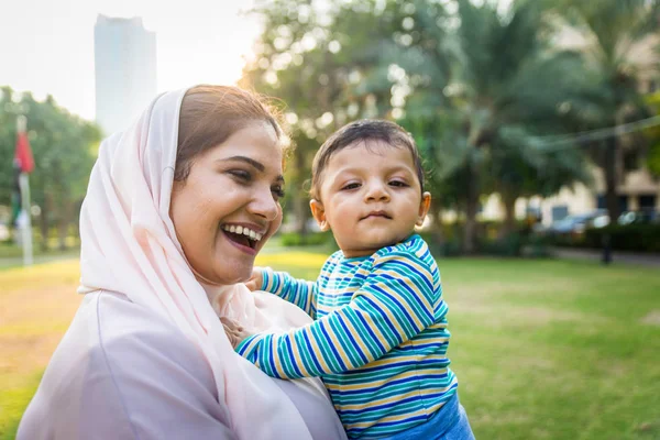 Арабская мама и ее маленький ребенок играют на открытом воздухе — стоковое фото