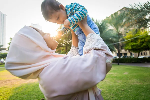 Árabe mamá y su pequeño niño jugando al aire libre — Foto de Stock