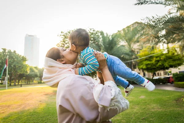 Árabe mamá y su pequeño niño jugando al aire libre —  Fotos de Stock