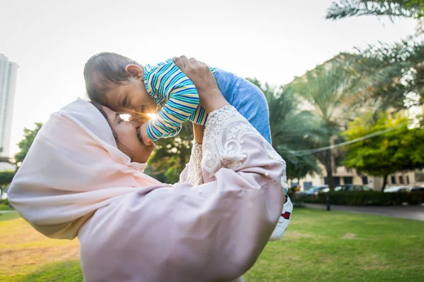 아랍어 엄마와 아기 가 밖에서 놀고 있는 모습 — 스톡 사진