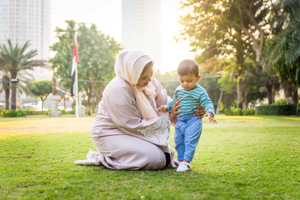 Árabe mamá y su pequeño niño jugando al aire libre —  Fotos de Stock