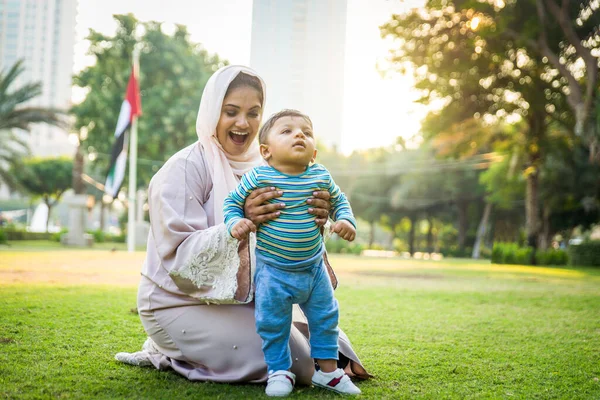 Árabe mamá y su pequeño niño jugando al aire libre — Foto de Stock