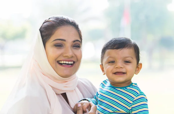 Arabisch mam en haar kleine peuter spelen buiten — Stockfoto