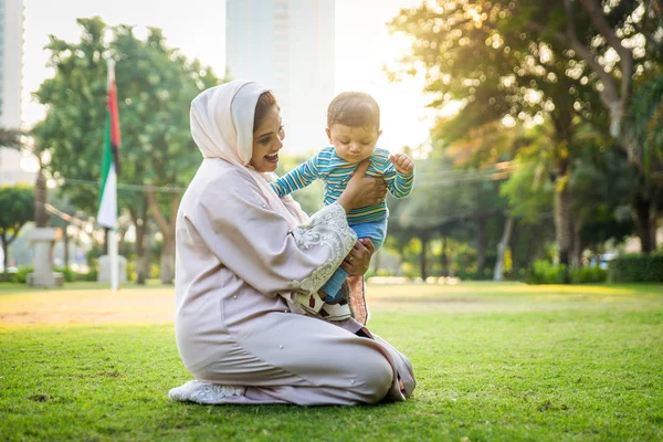Η αραβίδα μαμά και το παιδάκι της παίζουν έξω. — Φωτογραφία Αρχείου
