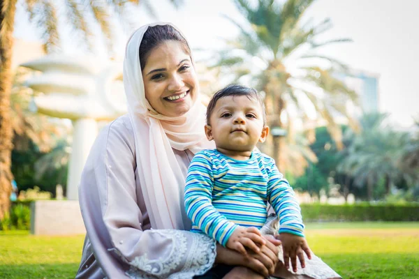 Árabe mamá y su pequeño niño jugando al aire libre — Foto de Stock