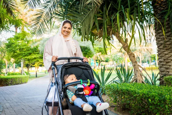 Arabe maman et son petit bambin jouer à l'extérieur — Photo