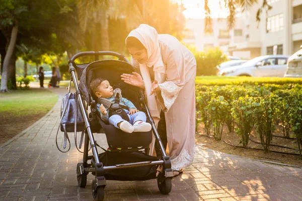 Árabe mamá y su pequeño niño jugando al aire libre — Foto de Stock