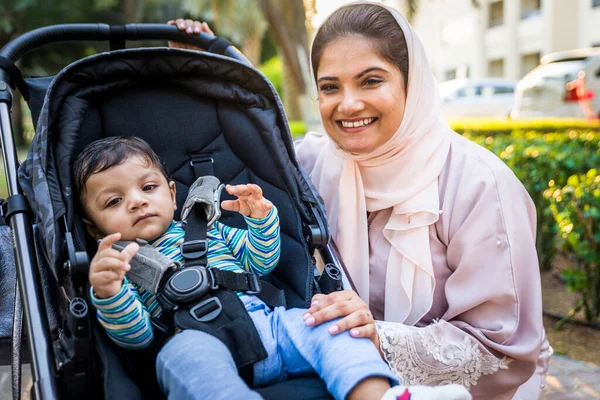 Arabe maman et son petit bambin jouer à l'extérieur — Photo