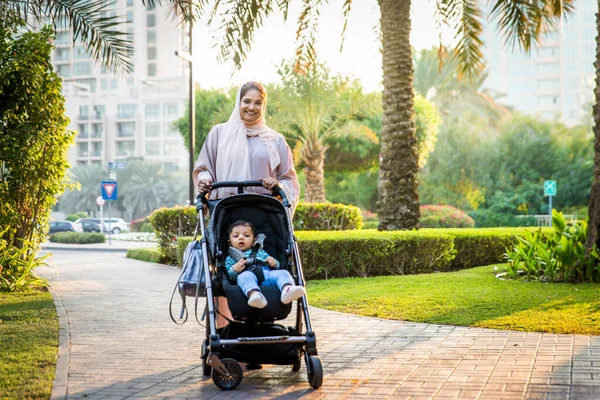 Árabe mamá y su pequeño niño jugando al aire libre — Foto de Stock