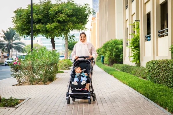 Árabe mamá y su pequeño niño jugando al aire libre — Foto de Stock