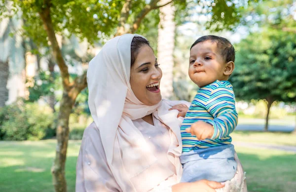 Árabe mamá y su pequeño niño jugando al aire libre — Foto de Stock