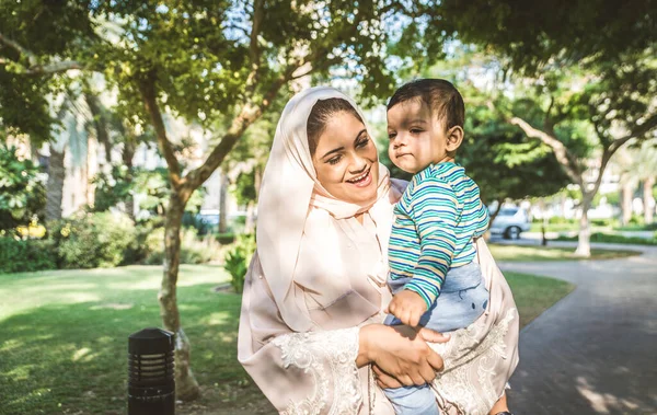 Árabe mamá y su pequeño niño jugando al aire libre — Foto de Stock