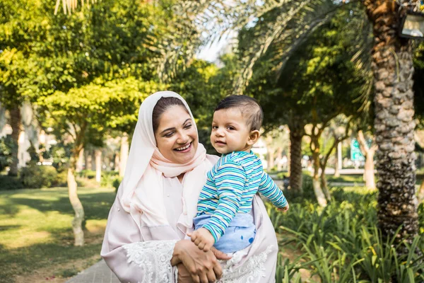 Árabe mamá y su pequeño niño jugando al aire libre — Foto de Stock