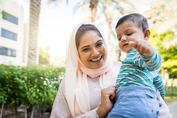 Árabe mamá y su pequeño niño jugando al aire libre — Foto de Stock