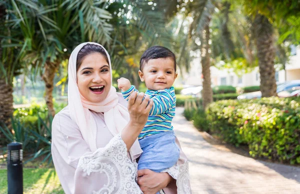 Árabe mamá y su pequeño niño jugando al aire libre —  Fotos de Stock