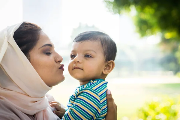 Arabo mamma e suo piccolo bambino giocare all'aperto — Foto Stock