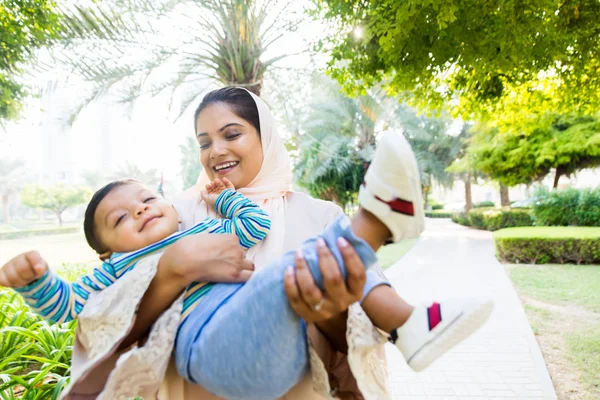 Arabische Mutter und ihr kleines Kleinkind spielen im Freien — Stockfoto