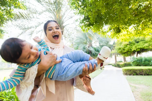 Árabe mamá y su pequeño niño jugando al aire libre — Foto de Stock