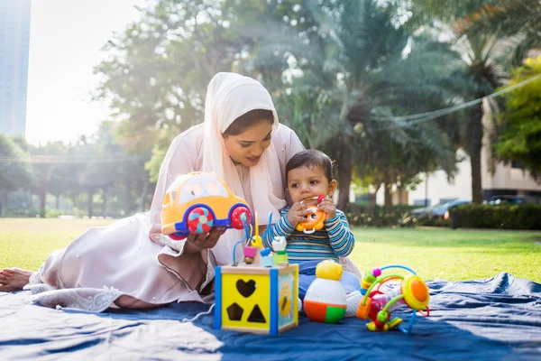 Árabe mamá y su pequeño niño jugando al aire libre —  Fotos de Stock