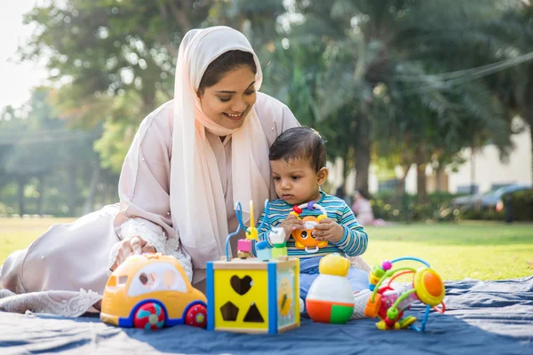Arabe maman et son petit bambin jouer à l'extérieur — Photo