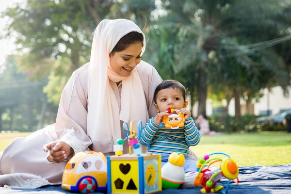 Arabe maman et son petit bambin jouer à l'extérieur — Photo