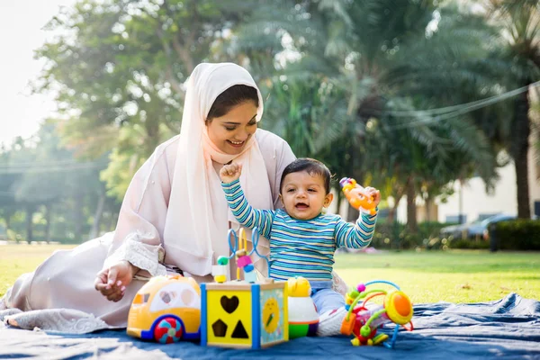 Arabe maman et son petit bambin jouer à l'extérieur — Photo