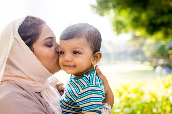アラビア語のお母さんと彼女の小さな幼児遊び屋外 — ストック写真