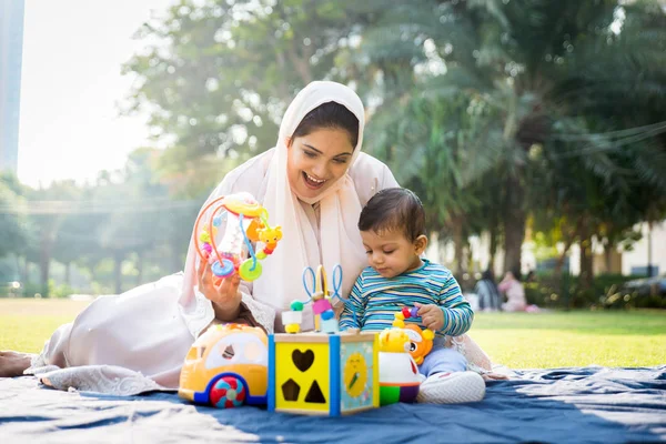 Árabe mamá y su pequeño niño jugando al aire libre —  Fotos de Stock