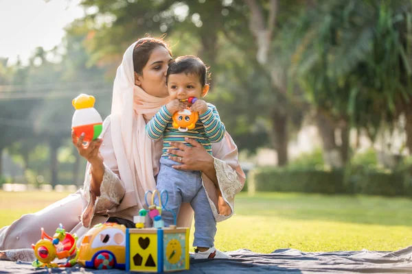 Arabe maman et son petit bambin jouer à l'extérieur — Photo