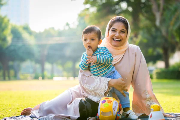 Arabe maman et son petit bambin jouer à l'extérieur — Photo