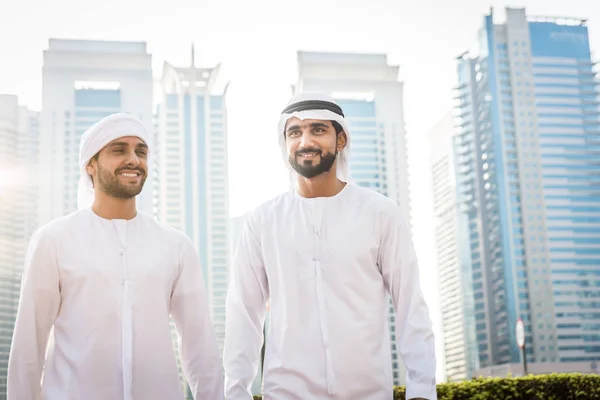Двоє чоловіків з Кандорою в Дубаї. — стокове фото