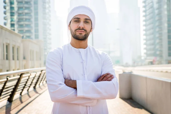 Hombre árabe con kandora en Dubai —  Fotos de Stock