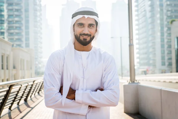 Homem árabe com kandora em Dubai — Fotografia de Stock