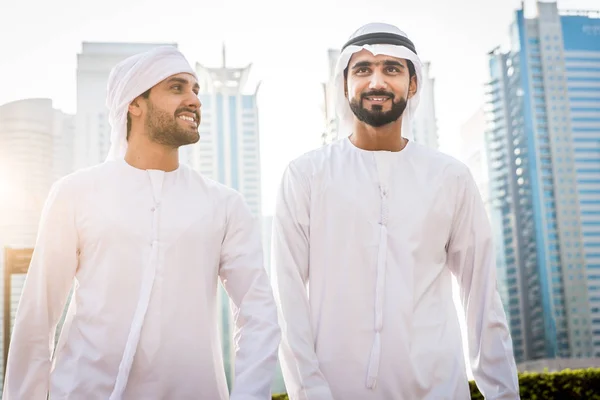 Dois homens com kandora em Dubai — Fotografia de Stock