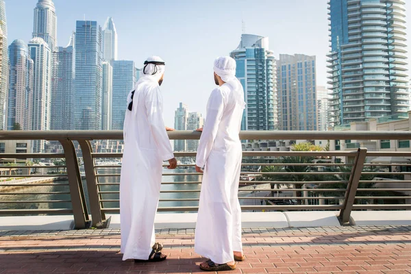 Two men with kandora in Dubai — Stockfoto