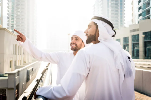 Dos hombres con kandora en Dubai — Foto de Stock