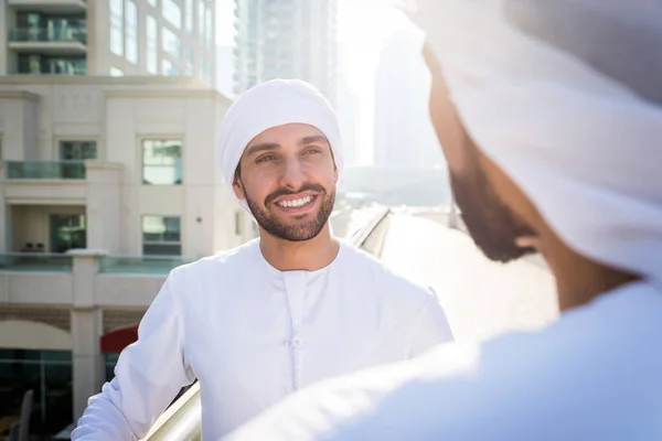 Dos hombres con kandora en Dubai — Foto de Stock