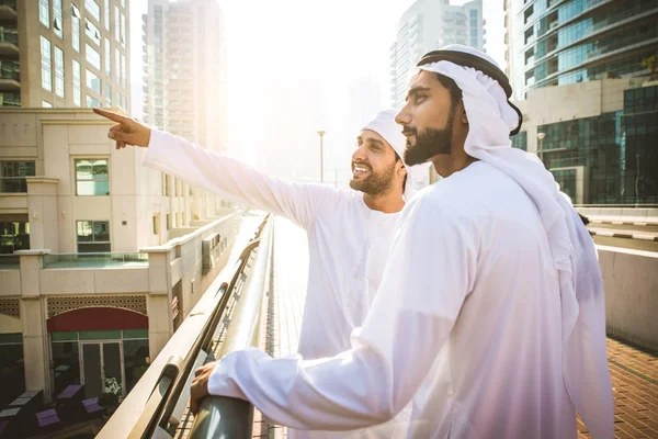 Dos hombres con kandora en Dubai — Foto de Stock