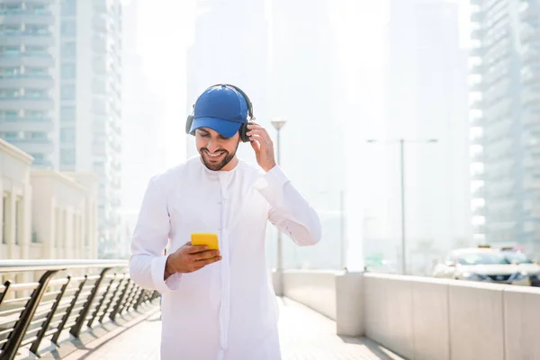 Arab férfi kandorával Dubaiban — Stock Fotó