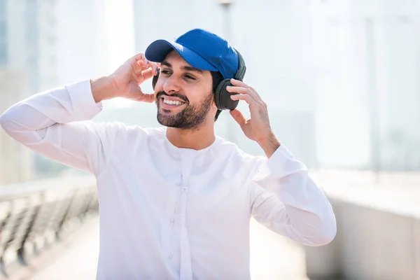 Arabic man with kandora in Dubai — Stok fotoğraf